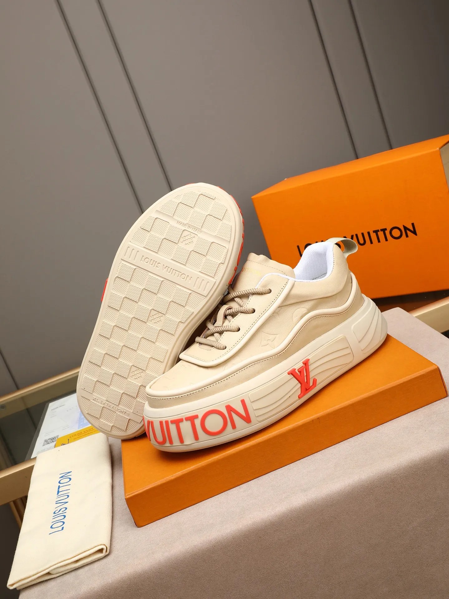 Men's men's shoes 💰560 LV are fashionable and fashionable, and the uppers are made of imported cowhide embossing! Super trendy design! It’s eye-catching! The leather is soft, delicate, shiny and translucent, showing the ultimate in pure handcraftsmanship, and the mesh is soft, comfortable and breathable! Size: 39-44 (38 45 customized)